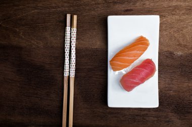 Ahşap arka planda suşi