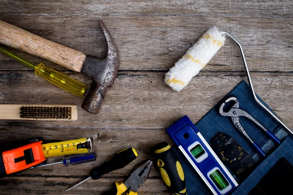 Ferramentas velhas em uma mesa de madeira — Fotografia de Stock