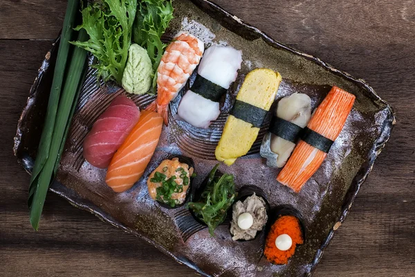 Sushi op houten ondergrond Rechtenvrije Stockafbeeldingen