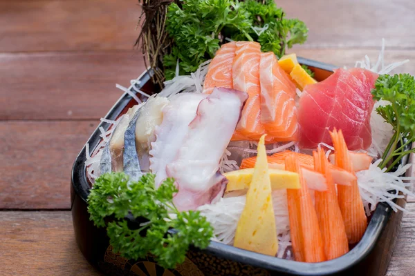 Een kleurrijk plateau van Sashimi Sushi met tonijn en krab stokken - Stockfoto