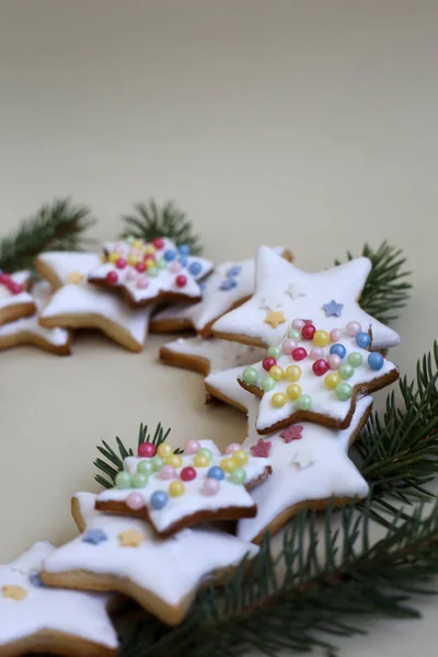 Christmas gingerbread cookies and christmas tree. flatlay — Stock Photo, Image