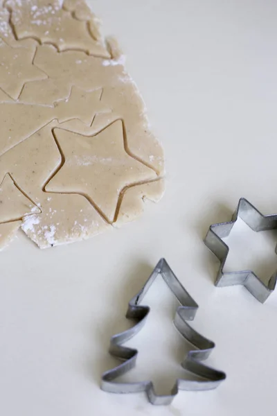 Masa de galletas de Navidad. Cortadores de galletas de Navidad con harina — Foto de Stock