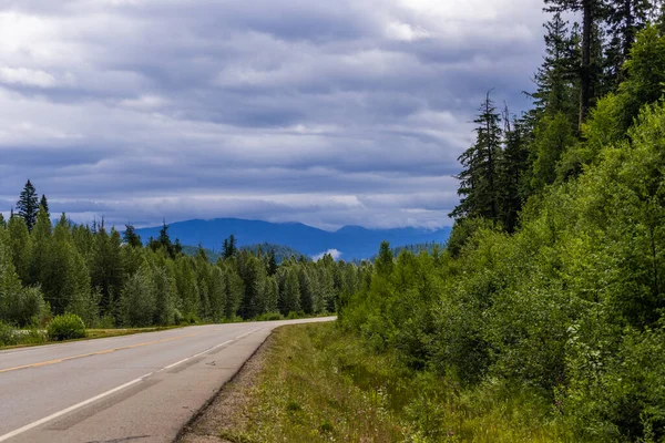 バンフ国立公園アルベルタカナダの雄大な山々と高速道路 — ストック写真