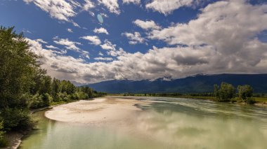 Banff Ulusal Parkı, Alberta, Kanada 'da dağ nehri manzaralı görkemli bir doğal manzara.