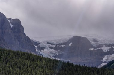 Banff Ulusal Parkı 'nın güzel doğal manzarası, Alberta, Kanada