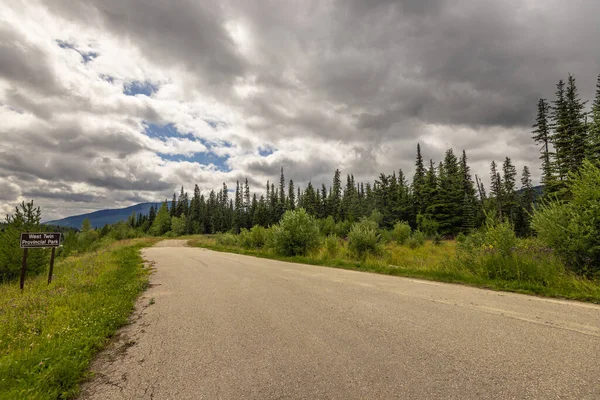 Επιβλητικά Βουνά Και Αυτοκινητόδρομος Banff Εθνικό Πάρκο Αλμπέρτα Καναδά — Φωτογραφία Αρχείου