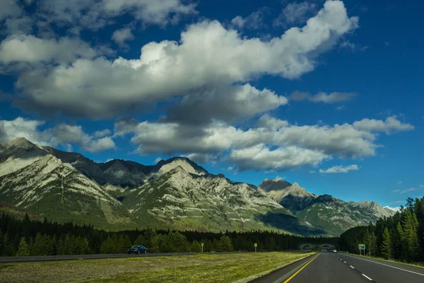邦夫国家公园 阿尔贝塔 卡纳达宏伟的山脉和高速公路 — 图库照片
