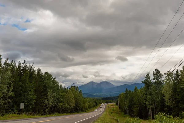 バンフ国立公園アルベルタカナダの雄大な山々と高速道路 — ストック写真