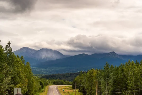 Επιβλητικά Βουνά Και Αυτοκινητόδρομος Banff Εθνικό Πάρκο Αλμπέρτα Καναδά — Φωτογραφία Αρχείου