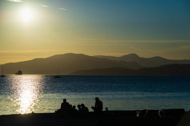 Vancouver Adası, British Columbia, Kanada kıyılarında dinlenen insanlar