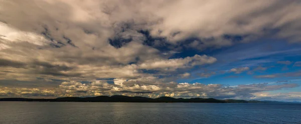 加拿大不列颠哥伦比亚省美丽的和平自然景观与海岸线 — 图库照片
