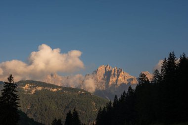 Alplerin güzel manzarası, Passo San Pellegrino, Kuzey İtalya