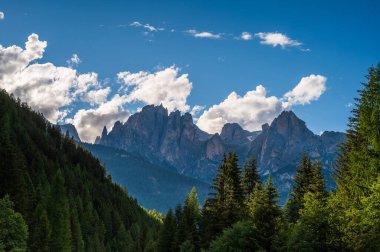 Alplerin güzel manzarası, Passo San Pellegrino, Kuzey İtalya