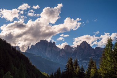Alplerin güzel manzarası, Passo San Pellegrino, Kuzey İtalya