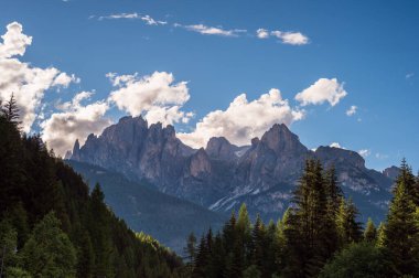 Alplerin güzel manzarası, Passo San Pellegrino, Kuzey İtalya