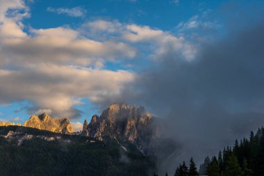 Alplerin güzel manzarası, Passo San Pellegrino, Kuzey İtalya