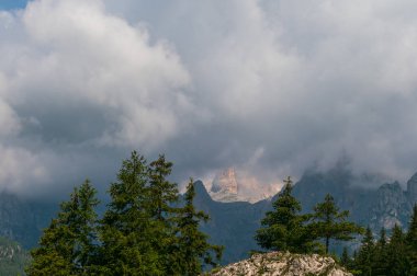 Alplerin güzel manzarası, Passo San Pellegrino, Kuzey İtalya