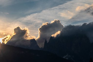 Alplerin güzel manzarası, Passo San Pellegrino, Kuzey İtalya
