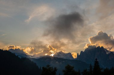 Alplerin güzel manzarası, Passo San Pellegrino, Kuzey İtalya