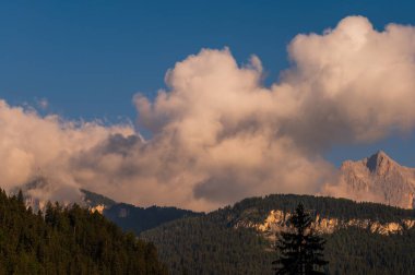 Alplerin güzel manzarası, Passo San Pellegrino, Kuzey İtalya