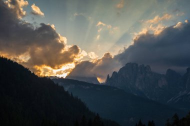 Alplerin güzel manzarası, Passo San Pellegrino, Kuzey İtalya