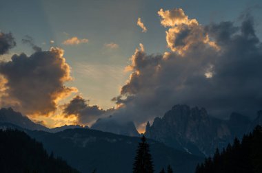 Alplerin güzel manzarası, Passo San Pellegrino, Kuzey İtalya