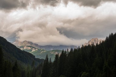 Alplerin güzel manzarası, Passo San Pellegrino, Kuzey İtalya