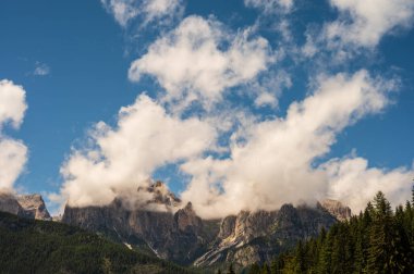 Alplerin güzel manzarası, Passo San Pellegrino, Kuzey İtalya