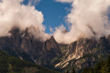 Alplerin güzel manzarası, Passo San Pellegrino, Kuzey İtalya