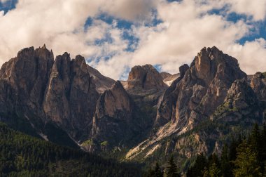 Alplerin güzel manzarası, Passo San Pellegrino, Kuzey İtalya