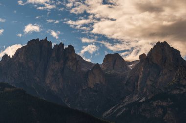 Alplerin güzel manzarası, Passo San Pellegrino, Kuzey İtalya
