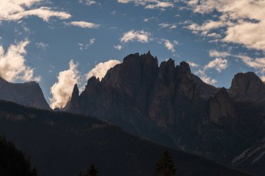 Alplerin güzel manzarası, Passo San Pellegrino, Kuzey İtalya