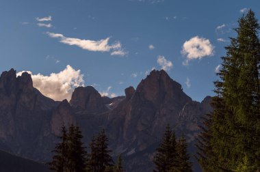 Alplerin güzel manzarası, Passo San Pellegrino, Kuzey İtalya