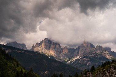 Alplerin güzel manzarası, Passo San Pellegrino, Kuzey İtalya