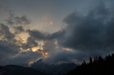 Alplerin güzel manzarası, Passo San Pellegrino, Kuzey İtalya