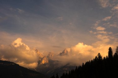Alplerin güzel manzarası, Passo San Pellegrino, Kuzey İtalya
