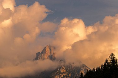 Alplerin güzel manzarası, Passo San Pellegrino, Kuzey İtalya
