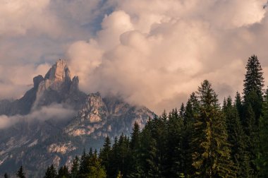 Alplerin güzel manzarası, Passo San Pellegrino, Kuzey İtalya