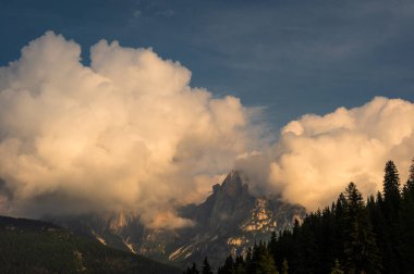 Alplerin güzel manzarası, Passo San Pellegrino, Kuzey İtalya