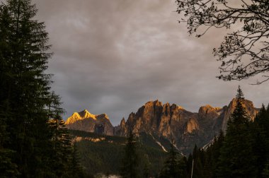 Alplerin güzel manzarası, Passo San Pellegrino, Kuzey İtalya