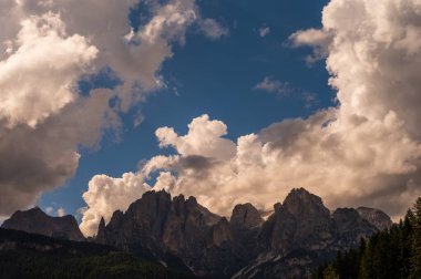Alplerin güzel manzarası, Passo San Pellegrino, Kuzey İtalya