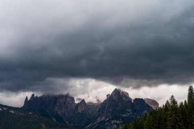 Alplerin güzel manzarası, Passo San Pellegrino, Kuzey İtalya