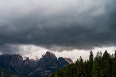 Alplerin güzel manzarası, Passo San Pellegrino, Kuzey İtalya