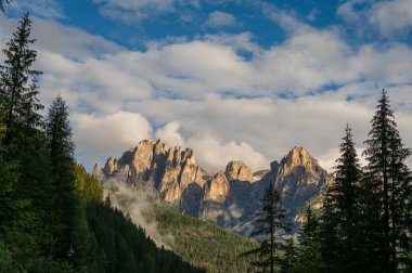 Alplerin güzel manzarası, Passo San Pellegrino, Kuzey İtalya