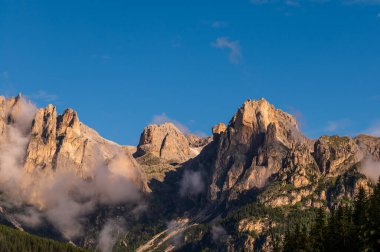 Alplerin güzel manzarası, Passo San Pellegrino, Kuzey İtalya