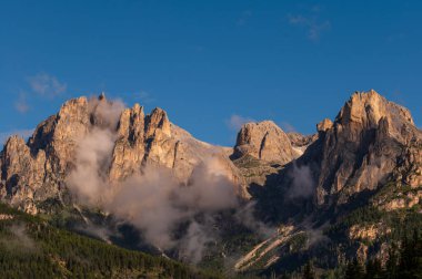 Alplerin güzel manzarası, Passo San Pellegrino, Kuzey İtalya