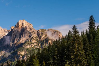 Alplerin güzel manzarası, Passo San Pellegrino, Kuzey İtalya