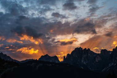 Alplerin güzel manzarası, Passo San Pellegrino, Kuzey İtalya