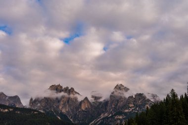 Alplerin güzel manzarası, Passo San Pellegrino, Kuzey İtalya