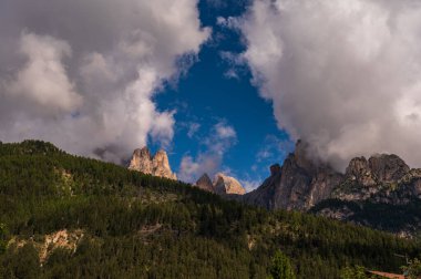 Alplerin güzel manzarası, Passo San Pellegrino, Kuzey İtalya